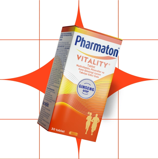 Multivitaminler, mineraller ve Kore ginsengi içeren Pharmaton Vitality tablet kutusu, turuncu ve beyaz geçişli tasarımla, kırmızı yıldız patlaması arka planının önünde.